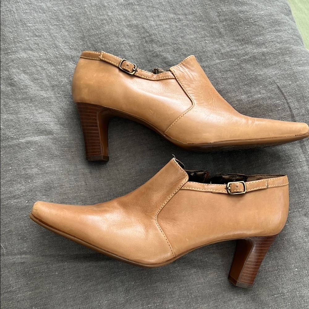 Vintage Liz Claiborne Tan Leather Heeled ankle boots size 7.5.